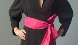 peignoir noir avec ceinture rose